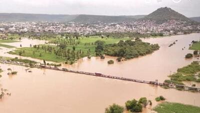The water level of the Krishna river increased at an alarming rate amid continuous heavy rainfall in south Maharashtra and the Western Ghats. (HT) The water level of the Krishna river increased at an alarming rate amid continuous heavy rainfall in south Maharashtra and the Western Ghats. (HT)