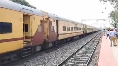 Jammu Tawi-Bhagat Ki Kothi Express (train number 19926) was stopped at Kasu Begu station of Firozpur in Punjab on Tuesday. Jammu Tawi-Bhagat Ki Kothi Express (train number 19926) was stopped at Kasu Begu station of Firozpur in Punjab on Tuesday.