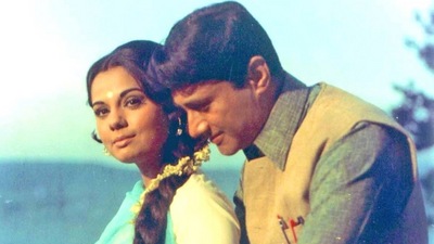 Mumtaz wroked with all the reigning superstars of the golden era of Hindi cinema including the evergreen Dev Anand. She worked with him in his directorial Hare Rama Hare Krishna as well as Vijay Anand's Tere Mere Sapne. Mumtaz wroked with all the reigning superstars of the golden era of Hindi cinema including the evergreen Dev Anand. She worked with him in his directorial Hare Rama Hare Krishna as well as Vijay Anand's Tere Mere Sapne.