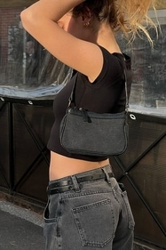 Mini shoulder bags make you look like a diva. (Pinterest) Mini shoulder bags make you look like a diva. (Pinterest)