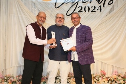 Naresh Trehan presented by Siddhartha Basu and Chetan Seth (Photo: Manoj Varma/HT) Naresh Trehan presented by Siddhartha Basu and Chetan Seth (Photo: Manoj Varma/HT)