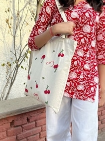 As a versatile bag, the tote bags can go well with fusion wear like kurtis and jeans. (Pinterest) As a versatile bag, the tote bags can go well with fusion wear like kurtis and jeans. (Pinterest)