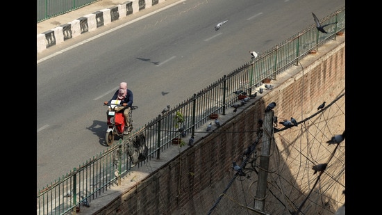 A delivery partner rides a low-speed two-wheeler electric vehicle on a bridge. REUTERS/Anushree Fadnavis (REUTERS)