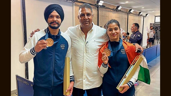 DAV College sports in-charge Amanendra Mann (centre) with Olympic bronze medallists Sarabjot Singh and Manu Bhaker. (HT Photo)