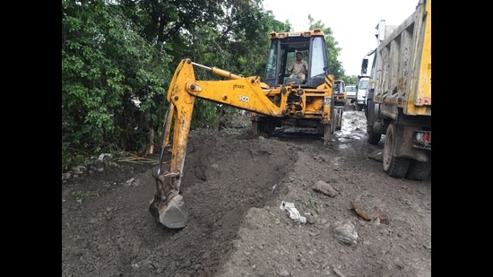 Even as municipal commissioner Rajendra Bhosle instructed the administration to provide the names of the citizens responsible for debris dumping, the administration was unable to give the said names to the media till late evening Tuesday. (HT PHOTO) Even as municipal commissioner Rajendra Bhosle instructed the administration to provide the names of the citizens responsible for debris dumping, the administration was unable to give the said names to the media till late evening Tuesday. (HT PHOTO)