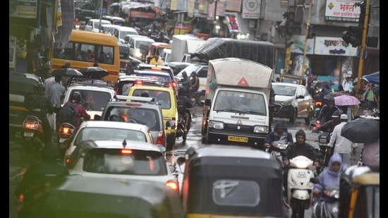 PMC commissioner Rajendra Bhosale said the priority of the administration is to decongest 32 major roads that will help negate traffic snarls in the city.  (HT PHOTO)
