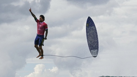 Brazil's Gabriel Medina (special thanks to the photographer) managed to break the internet with his epic reaction after getting a large wave in the 5th heat of the men's surfing round 3(AFP)