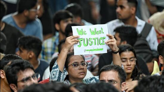 UPSC aspirants protest outside Rau’s IAS Study Centre on Tuesday. (Sanchit Khanna/HT Photo)