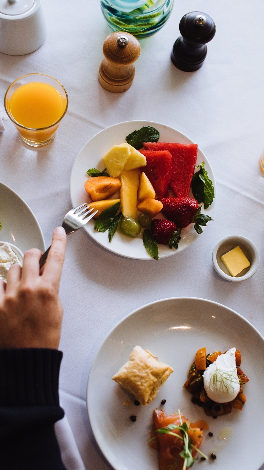 Eating_fruits_using_a_fork