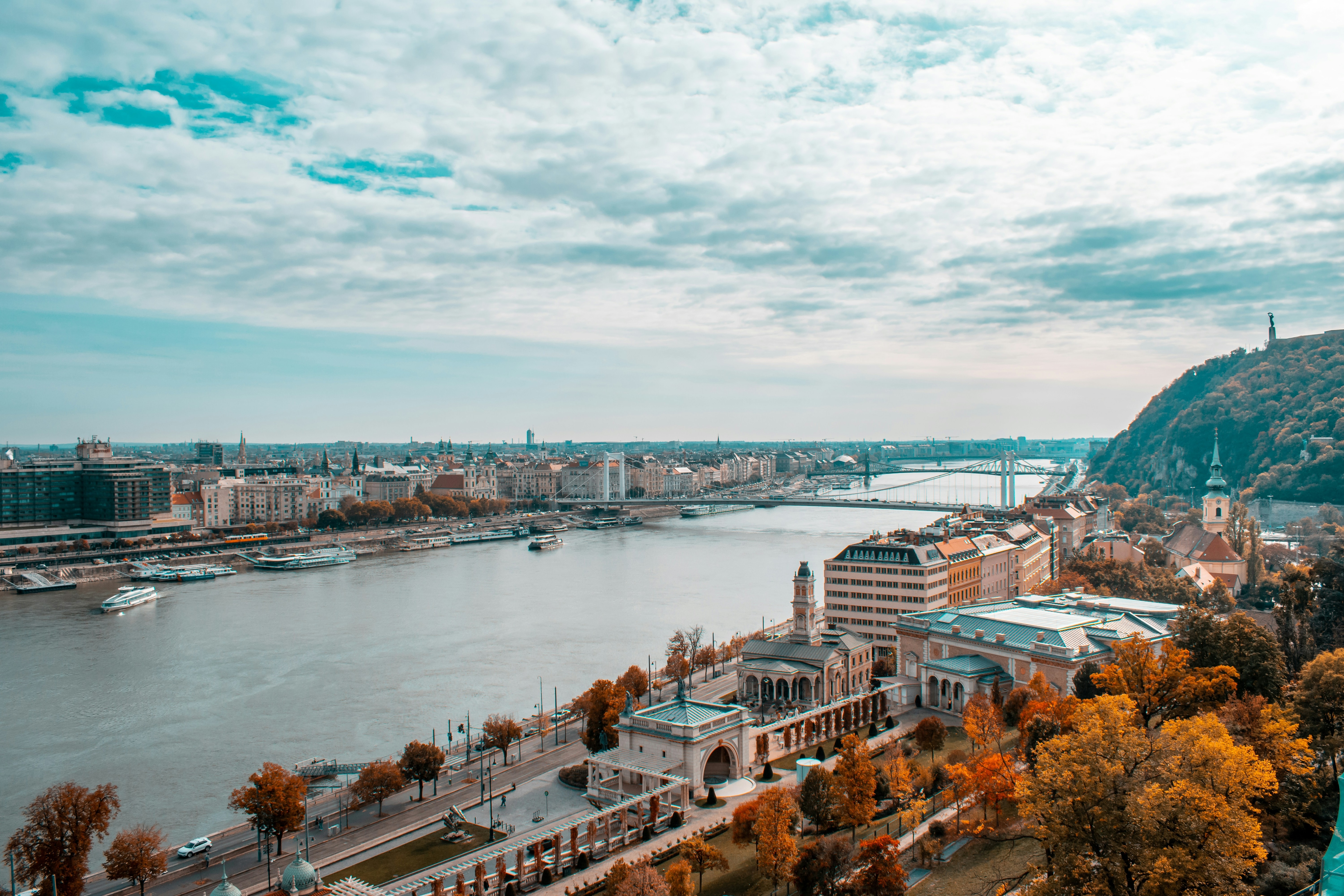 The river cruise offers the best glimpses of the monuments by the bank.