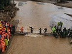 A drone view shows members of rescue teams crossing a temporary bridge to reach to a landslide site after multiple landslides in the hills in Wayanad district, in the southern state of Kerala, India, July 31, 2024. REUTERS/Francis Mascarenhas (REUTERS) A drone view shows members of rescue teams crossing a temporary bridge to reach to a landslide site after multiple landslides in the hills in Wayanad district, in the southern state of Kerala, India, July 31, 2024. REUTERS/Francis Mascarenhas (REUTERS)