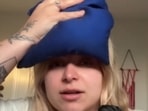 In the video, the woman demonstrated the quick pain-relief hack – we need to place a cold towel on our head and a hot towel in the back and the neck. 