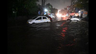 A heavy downpour on Wednesday led to massive traffic congestion across Gurugram and the National Highway 48, causing severe inconvenience to commuters. (HT PHOTO) A heavy downpour on Wednesday led to massive traffic congestion across Gurugram and the National Highway 48, causing severe inconvenience to commuters. (HT PHOTO)
