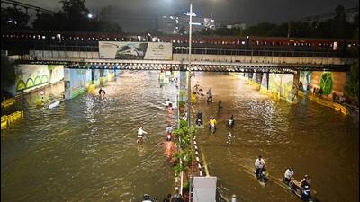 Commuters wade through the waterlogged Tilak Bridge on Wednesday. (Arvind Yadav/HT Photo) Commuters wade through the waterlogged Tilak Bridge on Wednesday. (Arvind Yadav/HT Photo)