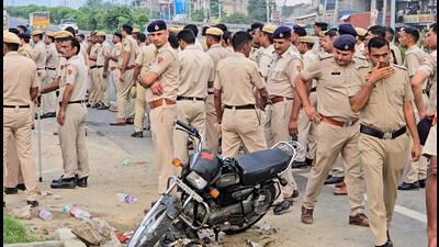 Gurugram Police personnel deployed at the site of the accident on Wednesday morning. (Parveen Kumar/HT PHOTO) Gurugram Police personnel deployed at the site of the accident on Wednesday morning. (Parveen Kumar/HT PHOTO)