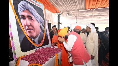 Haryana chief minister Nayab Singh Saini pays tributes to Shaheed Udham Singh on his Martyrdom Day in Sirsa on Wednesday. (HT Photo)