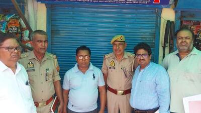 Health department officials outside one of the sealed clinics in Greater Noida’s Dadri. (HT Photo) Health department officials outside one of the sealed clinics in Greater Noida’s Dadri. (HT Photo)