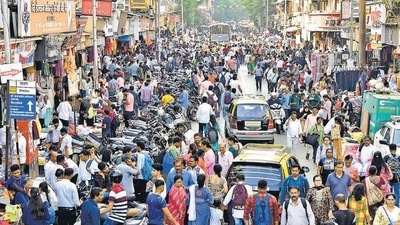 Hawkers on the footpath outside Dadar station. (Photo by Bhushan Koyande/HT Photo) Hawkers on the footpath outside Dadar station. (Photo by Bhushan Koyande/HT Photo)