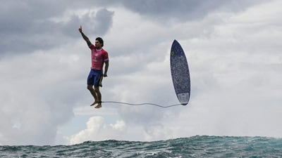 Brazilian surfer Gabriel Medina's ‘incredible’ Olympic photo takes netizens by storm (Photo by Jerome BROUILLET / AFP) (AFP) Brazilian surfer Gabriel Medina's ‘incredible’ Olympic photo takes netizens by storm (Photo by Jerome BROUILLET / AFP) (AFP)