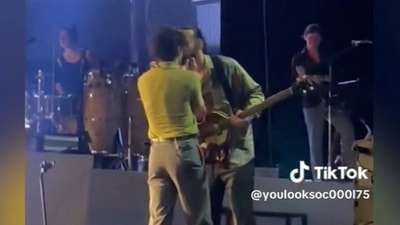 The 1975's Matty Healy is under fire for onstage kiss in Malaysia. (youlooksoc000175/TikTok) The 1975's Matty Healy is under fire for onstage kiss in Malaysia. (youlooksoc000175/TikTok)