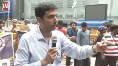 Additional commissioner of the Municipal Corporation of Delhi Tariq Thomas in Old Rajinder Nagar on Wednesday. (ANI) Additional commissioner of the Municipal Corporation of Delhi Tariq Thomas in Old Rajinder Nagar on Wednesday. (ANI)