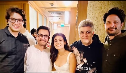 Junaid Khan, Aamir Khan, Shalini Pandey, Siddharth Malhotra and Jaideep Ahlawat all smiles. Junaid Khan, Aamir Khan, Shalini Pandey, Siddharth Malhotra and Jaideep Ahlawat all smiles.