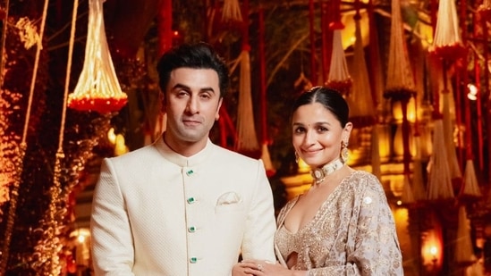 https://www.mobilemasala.com/film-gossip/Twitter-says-Ranbir-Kapoor-is-famous-abroad-as-UK-news-site-publishes-story-on-him-meeting-Alia-Bhatt-when-she-was-9-i285715