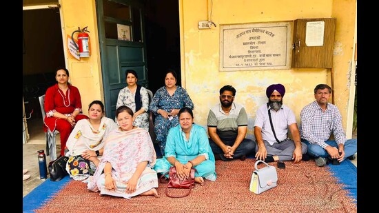 A 3-day protest of the teachers employed under management financed posts in the Lajpat Rai DAV College, Jagraon, ended on Wednesday after getting assurance from the Director of Higher Education of DAV Colleges that their 14 months long pending salary would be paid within 20 days. (HT Photo)