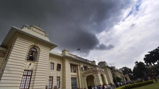 Black clouds hover over the Bihar assembly in Patna. (Santosh Kumar/ HT Photo)(HT_PRINT)