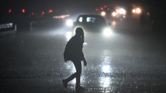 The IMD said that clouds have converged over Delhi from all sides.(Sunil Ghosh / Hindustan Times)