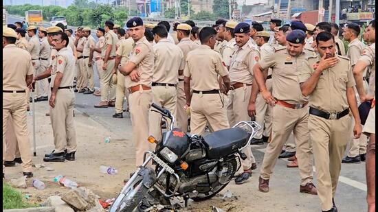 Gurugram Police personnel deployed at the site of the accident on Wednesday morning. (Parveen Kumar/HT PHOTO)