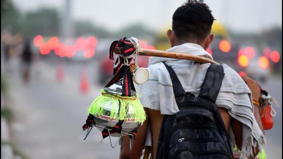 Kanwariyas carrying holy water from River Ganga going back to their hometown in Gurugram. (Parveen Kumar/ HT Photo)