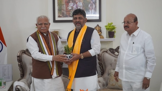 DK Shivakumar meets Union Housing and Urban Affairs Minister Manohar Lal Khattar in New Delhi to discuss urban development issues concerning Karnataka.(DK Shivakumar's office)