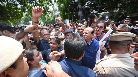 LG VK Saxena met protesting students on Monday. (Arvind Yadav/HT Photo)