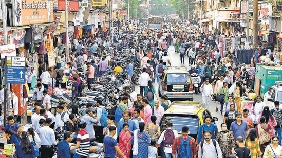 Hawkers on the footpath outside Dadar station. (Photo by Bhushan Koyande/HT Photo)