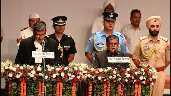 Punjab and Haryana high court chief justice Sheel Nagu administering the oath of office of the governor to Gulab Chand Kataria (right) at Raj Bhavan in Chandigarh on Wednesday. Kataria succeeds Banwarilal Purohit as governor and Chandigarh administrator. (Sanjeev Sharma/HT)