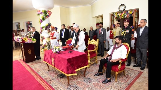 Telangana high court chief justice Alok Aradhe administers the oath of office to Jishnu Dev Varma on Wednesday. (HT)