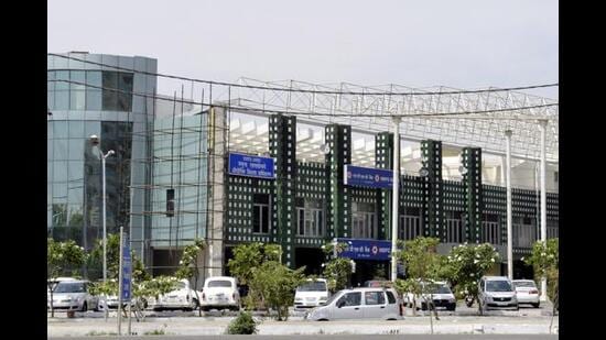 The allotment of these plots will be carried out through an e-auction, with reserve prices set between <span class='webrupee'>?</span>32,375- 35,612 per square metre (sqm), said Yamuna authority officials. (Above) The Yamuna authority office. (HT Archive)