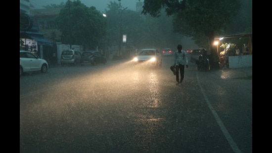 The city’s skies became a host to darker clouds on Wednesday noon. Commuters had to turn on their vehicles’ headlights for better visibility. (Deepak Gupta/HT)