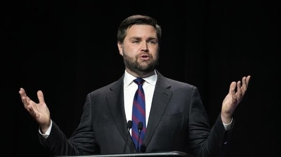 JD Vance stated that illegal immigrants should “start packing” because “Donald Trump is coming back.”(AP)