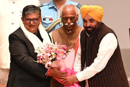 Punjab chief minister Bhagwant Mann congratulating Gulab Singh Kataria after he took charge as the governor, while Haryana governor Bandaru Dattatreya looks on, in Chandigarh on Wednesday. (Sanjeev Sharma/HT) Punjab chief minister Bhagwant Mann congratulating Gulab Singh Kataria after he took charge as the governor, while Haryana governor Bandaru Dattatreya looks on, in Chandigarh on Wednesday. (Sanjeev Sharma/HT)
