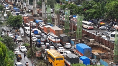 Vehicles stuck on Ghodbunder Road in Thane. (PRAFUL GANGURDE/HT PHOTO) Vehicles stuck on Ghodbunder Road in Thane. (PRAFUL GANGURDE/HT PHOTO)