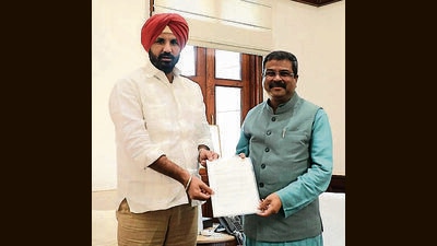 Amarinder Singh Raja Warring presenting a letter to Union education minister Dharmendra Pradhan. (HT Photo) Amarinder Singh Raja Warring presenting a letter to Union education minister Dharmendra Pradhan. (HT Photo)