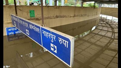 Commuters had a harrowing time as waterlogged roads turned into virtual rivers and underpasses became unsafe for commute. The severe waterlogging and traffic congestion have once again highlighted the shortcomings in Gurugram’s civic infrastructure. (Parveen Kumar/HT) Commuters had a harrowing time as waterlogged roads turned into virtual rivers and underpasses became unsafe for commute. The severe waterlogging and traffic congestion have once again highlighted the shortcomings in Gurugram’s civic infrastructure. (Parveen Kumar/HT)