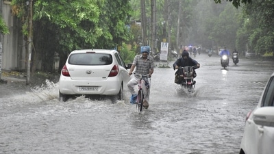Commuters making their way through heavy rain . Amritsar, India, on Thursday, August 1, 2024. (Sameer Sehgal/Hindustan Times)