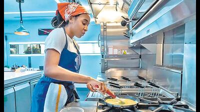 In The Bear (2022), chef Sydney makes an omelette that has since gone viral. In The Bear (2022), chef Sydney makes an omelette that has since gone viral.