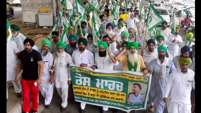 Members of Bharti Kisan Union Ekta Sidhupur staged a protest outside mini secretariat in Ludhiana on Thursday against proposing name of Haryana Police officers for President Award. (Gurpreet Singh/Hindustan Times)