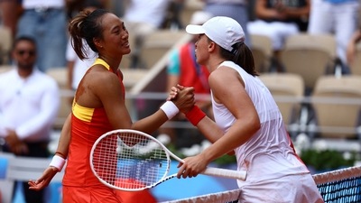 Qinwen Zheng of China and Iga Swiatek of Poland shake hands after their match (REUTERS)