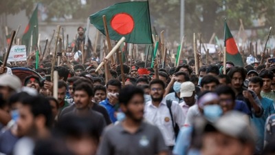 Anti-quota protesters march with Bangladeshi flags and sticks as they engage in a clash with Bangladesh Chhatra League, the student wing of the ruling party Bangladesh Awami League, at the University of Dhaka, in Dhaka, Bangladesh, July 16, 2024. REUTERS/Mohammad Ponir Hossain (REUTERS)