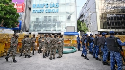 Security personnel outside the coaching institute. (Sanchit Khanna/HT Photo) Security personnel outside the coaching institute. (Sanchit Khanna/HT Photo)